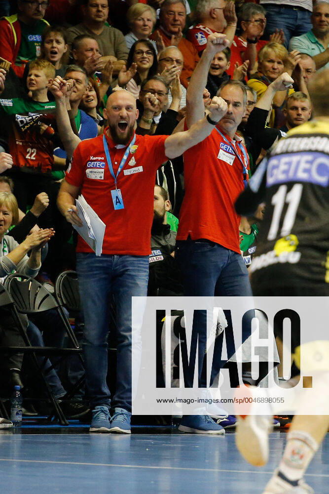 Handball EHF Cup, SC Magdeburg HBC Nantes, from l Yves Grafenhorst Magdeburg, Co Coach cheers, cheers for the goal, celebrate the goal, celebration GETEC Arena