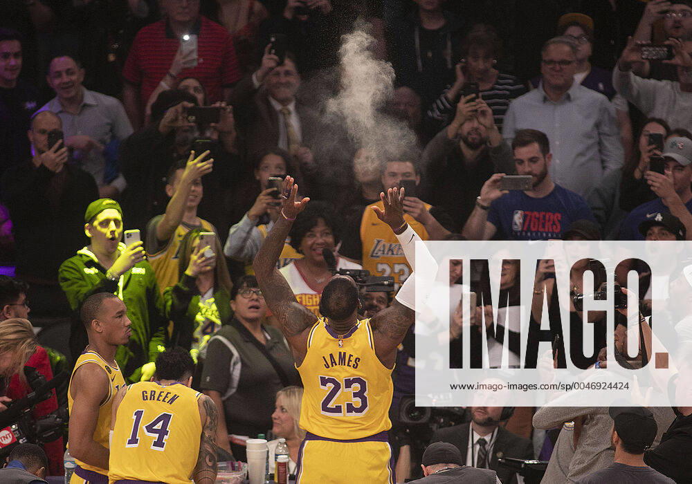 LeBron James 23 of the Los Angeles Lakers throws powder prior to their NBA, Basketball Herren, USA game with the Philadelphia 76ers on Tuesday March 3, 2020 at the Staples Center in Los Angeles, California. Lakers defeat 76ers, 120-107. JAVIER ROJAS PI Lakers defeat 76ers, 120-107 - ZUMAp124 20200303_zaa_p124_012