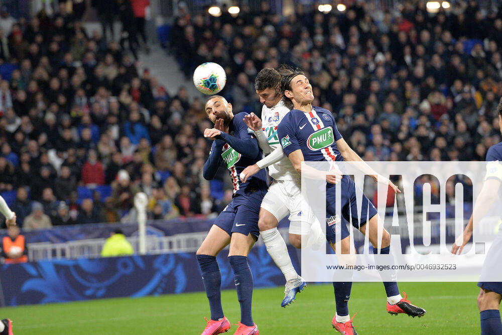 Houssem Aouar (lyon) vs Layvin Kurzawa et Edinson Cavani (psg) FOOTBALL : Olympique Lyonnais vs Paris Saint Germain - Coupe de France - 1 2 finale - 04 03 2020 FredericChambert Panoramic