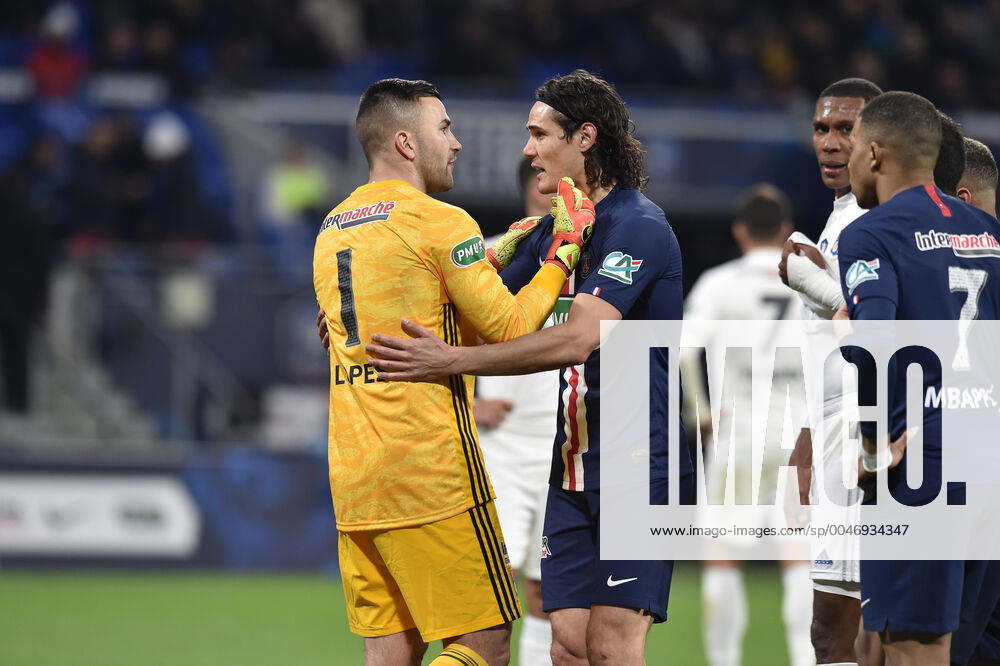 Anthony Lopes (lyon) et Edinson Cavani (psg) FOOTBALL : Olympique Lyonnais vs Paris Saint Germain - Coupe de France - 1 2 finale - 04 03 2020 FredericChambert Panoramic