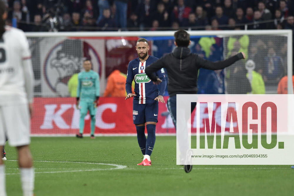 Un spectateur et Neymar (psg) FOOTBALL : Olympique Lyonnais vs Paris Saint Germain - Coupe de France - 1 2 finale - 04 03 2020 FredericChambert Panoramic