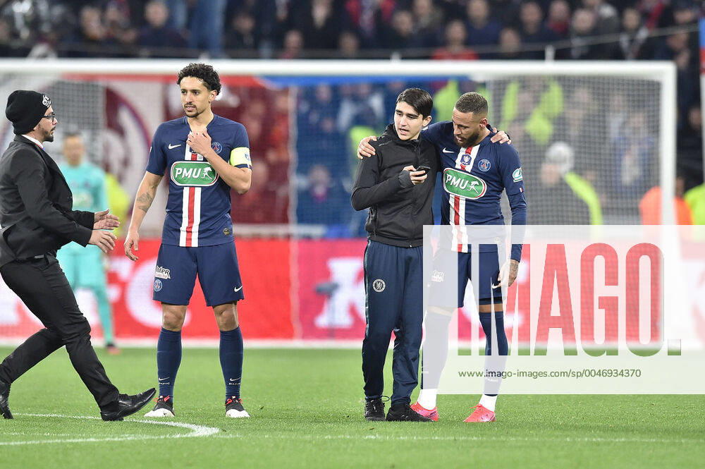 Un spectateur et Neymar (psg) FOOTBALL : Olympique Lyonnais vs Paris Saint Germain - Coupe de France - 1 2 finale - 04 03 2020 FredericChambert Panoramic