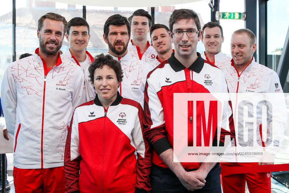 TENNIS - Davis Cup, AUT vs URU GRAZ,AUSTRIA,05.MAR.20 - TENNIS - ITF Davis Cup, Austria vs Uruguay, preview, draw. Image shows Barbara Poelzl und Sascha Roessl with team Austria. GEPAxpictures Klansek