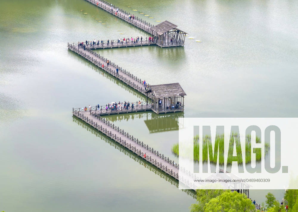 (240427) -- TAIZHOU, April 27, 2024 -- An aerial drone photo taken on April 27, 2024 shows tourists visiting Qinhu National Wetland Park in Jiangyan District of Taizhou, east China s Jiangsu Province. (Photo by Xinhua) CHINA-SPRING-SCENERY (CN) ZhouxShegen