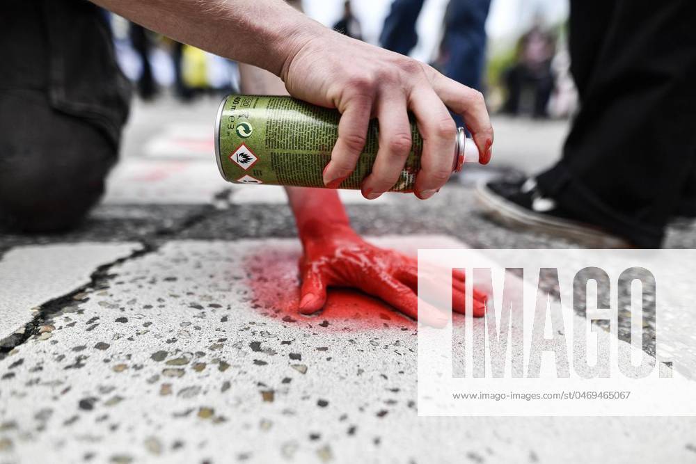 Last Generation announces Disobedient Assembly in Essen Last Generation activists block Rüttenscheider Straße, Martin Straße intersection in Essen Rüttenscheid on Saturday, April 27, 2024 The assembly is broken up by the police after a good three hours a