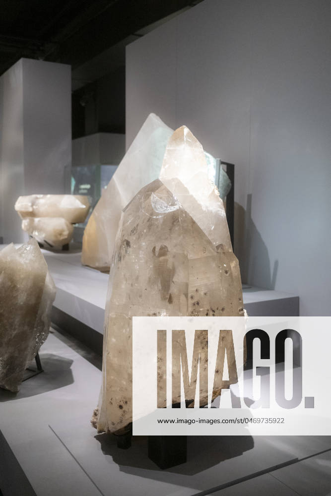 Travelpictures Paris Paris, 06 04 2024 Travelpictures, Gallery of Mineralogy and Geology with stones, minerals and crystals