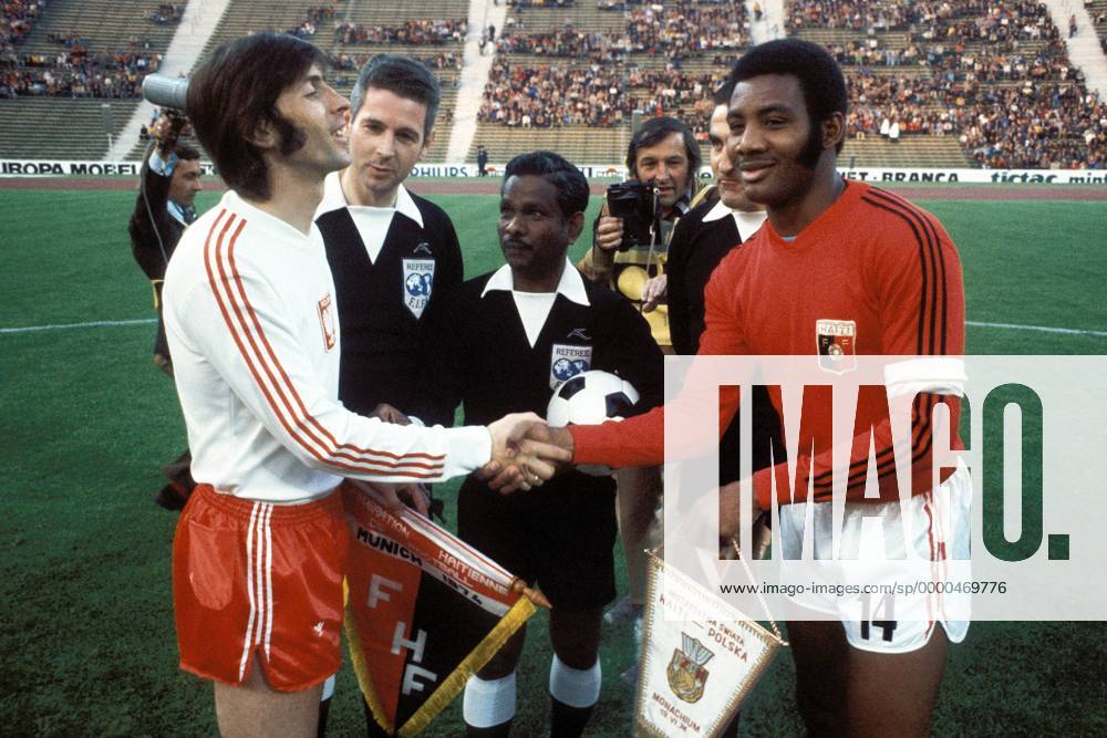 V.li.: Kapitän Kazimierz Deyna (Polen), Schiedsrichterassistent Walter Eschweiler (Deutschland), Schiedsrichter Govinahsamy Suppiah (Singapur) und Kapitän Wilner Nazaire (Haiti) beim Wimpeltausch Fußball WM Herren Weltmeisterschaft 1974, Länderspiel, Nationalmannschaft, Nationalteam, Nationaltrikot Gruppe Olympiastadion München