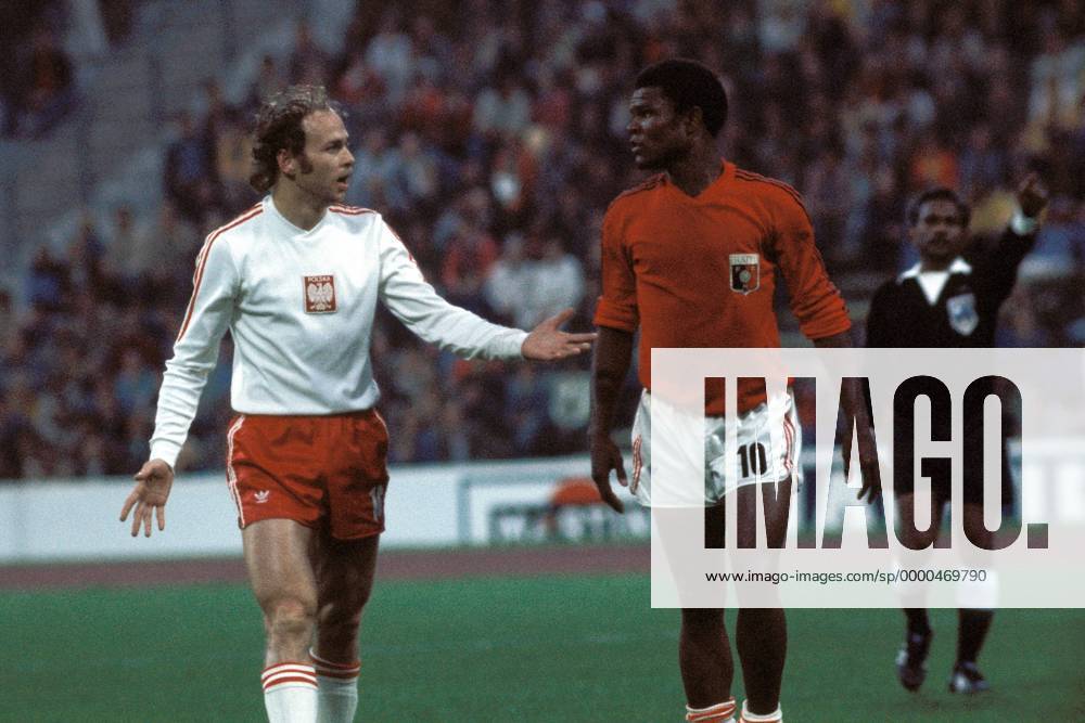 Grzegorz Lato (Polen, li.) und Guy Francois (Haiti) debattieren Fußball WM Herren Weltmeisterschaft 1974, Länderspiel, Nationalmannschaft, Nationalteam, Nationaltrikot Gruppe Olympiastadion München