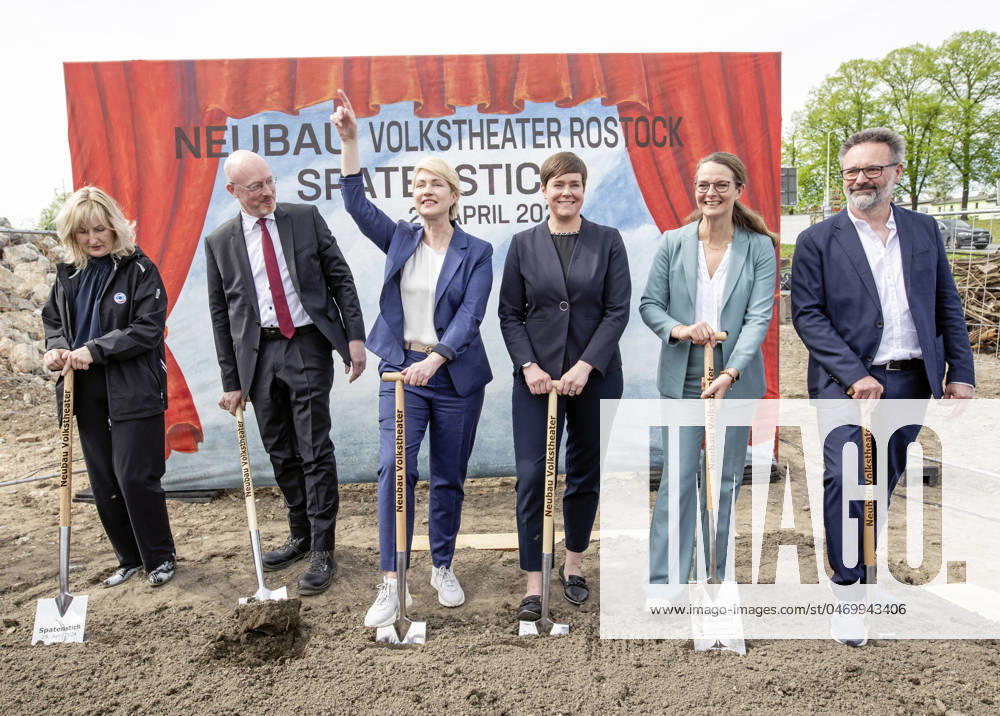 Zum Spatenstich für das neue Rostocker Theater kommen Sieglinde Hecht von der KOE, Christian Pegel, Minister für Inneres, Bau und Digitalisierung M-V, Manuela Schwesig, Ministerpräsidentin des Landes Mecklenburg-Vorpommern,Eva-Maria Kröger, Rostocks Oberbürgermeisterin, Bettina Martin, Ministerin für Wissenschaft, Kultur, Bundes- und Europaangelegenheiten des Landes Mecklenburg-Vorpommern, und Ralph Reichel, Intendant der Volkstheaters Rostock (v.l.n.r.) auf die Baustelle am Bussebart. Heute wird der erste Spatenstich vollzogen, wie das Theater mitteilte. Bis 2028 soll für 208 Millionen Euro ein modernes Haus mit zwei Sälen an der Langen Straße am Bussebart entstehen. Die Theatersäle sollen den Angaben zufolge 650 beziehungsweise