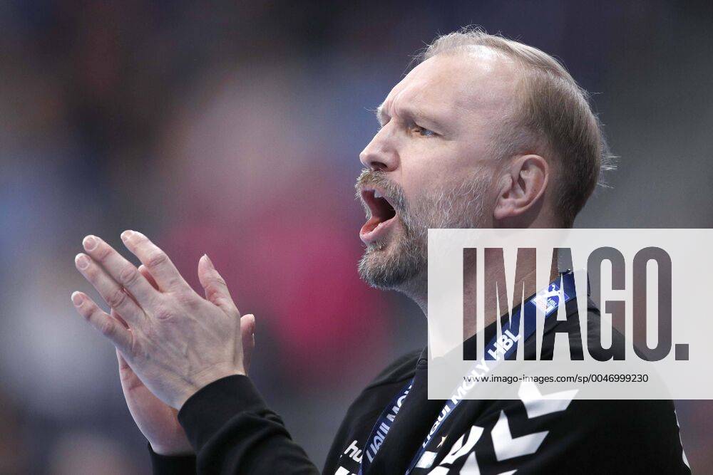TUI Arena, Hannover, League game, 1 Bundesliga, TSV Hannover Burgdorf vs Frisch Auf Goeppingen, in the picture Hartmut Mayerhoffer coach, Goeppingen applauds TSV Hannover Burgdorf vs Frisch Auf Goeppingen