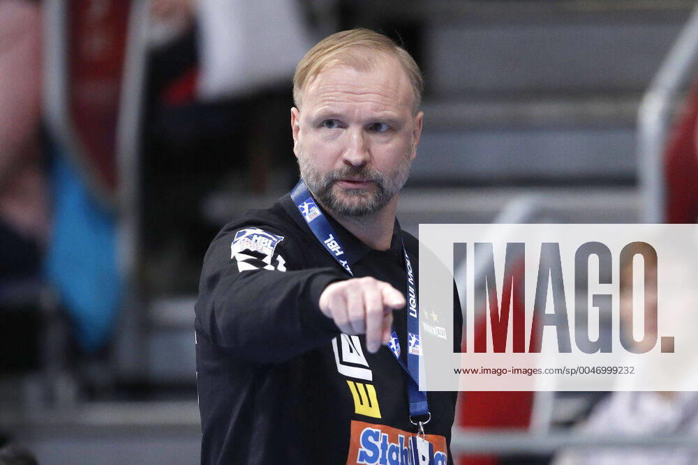 TUI Arena, Hanover, league match, 1 Bundesliga, TSV Hanover Burgdorf vs Frisch Auf Goeppingen, in the picture Hartmut Mayerhoffer coach, Goeppingen gives signs TSV Hanover Burgdorf vs Frisch Auf Goeppingen