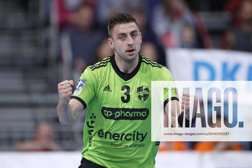 TUI Arena, Hanover, league match, 1 Bundesliga, TSV Hanover Burgdorf vs Frisch Auf Goeppingen, in the picture Nejc Cehte 3, Han Burgdorf cheers TSV Hanover Burgdorf vs Frisch Auf Goeppingen