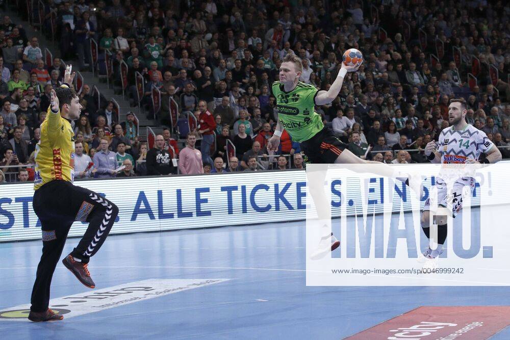 TUI Arena, Hannover, League game, 1 Bundesliga, TSV Hannover Burgdorf vs Frisch Auf Goeppingen, in the picture Daniel Rebmann 12, Goeppingen can not defend the ball TSV Hannover Burgdorf vs Frisch Auf Goeppingen