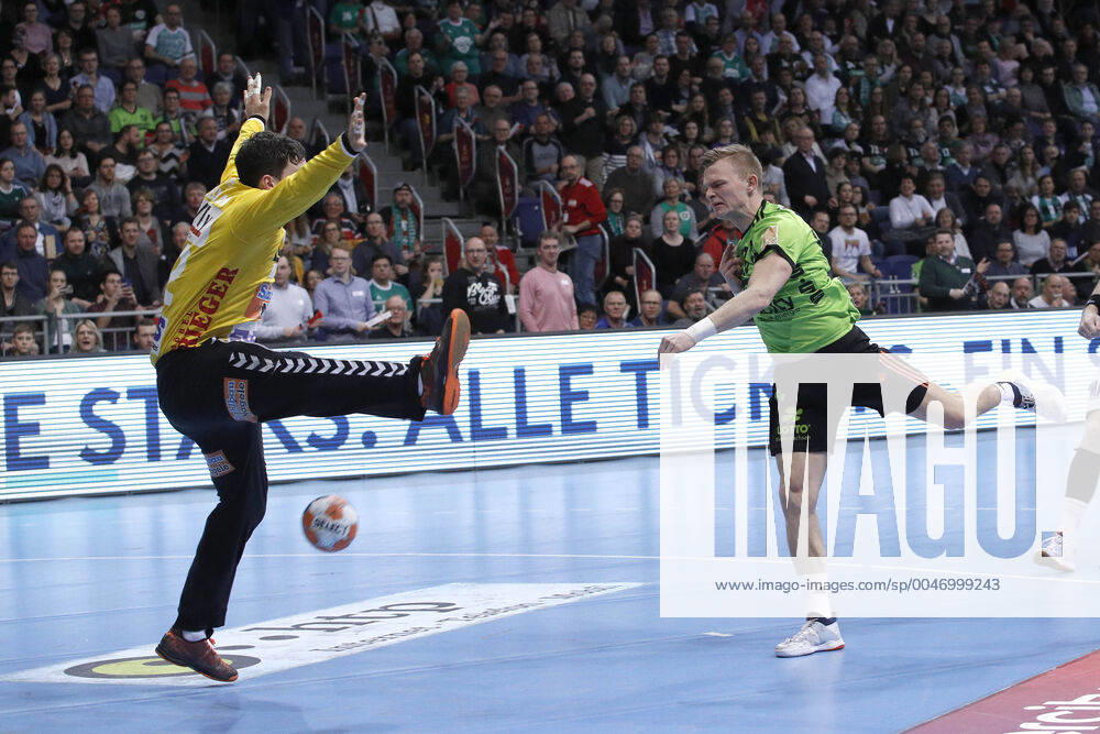 TUI Arena, Hannover, League game, 1 Bundesliga, TSV Hannover Burgdorf vs Frisch Auf Goeppingen, in the picture Daniel Rebmann 12, Goeppingen can not defend the ball TSV Hannover Burgdorf vs Frisch Auf Goeppingen