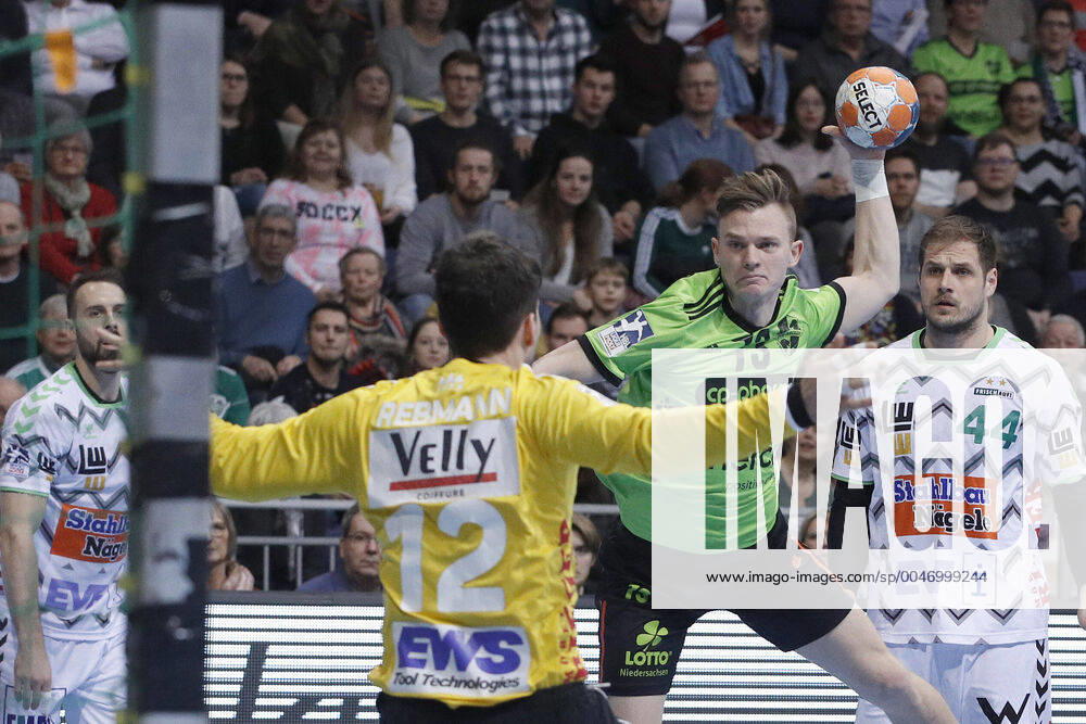 TUI Arena, Hannover, League game, 1 Bundesliga, TSV Hannover Burgdorf vs Frisch Auf Goeppingen, in the picture Daniel Rebmann 12, Goeppingen can not defend the ball TSV Hannover Burgdorf vs Frisch Auf Goeppingen