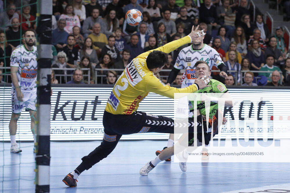 TUI Arena, Hannover, League game, 1 Bundesliga, TSV Hannover Burgdorf vs Frisch Auf Goeppingen, in the picture Daniel Rebmann 12, Goeppingen can not defend the ball TSV Hannover Burgdorf vs Frisch Auf Goeppingen