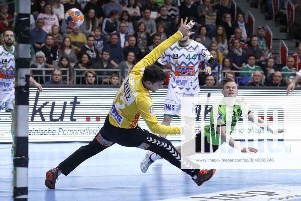 TUI Arena, Hannover, League game, 1 Bundesliga, TSV Hannover Burgdorf vs Frisch Auf Goeppingen, in the picture Daniel Rebmann 12, Goeppingen can not defend the ball TSV Hannover Burgdorf vs Frisch Auf Goeppingen