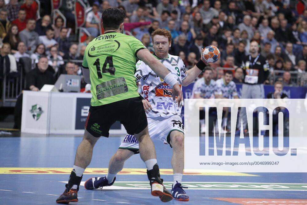 TUI Arena, Hannover, League match, 1 Bundesliga, TSV Hannover Burgdorf vs Frisch Auf Goeppingen, in the picture Evgeni Pevnov 14, Han Burgdorf in duel with Nicolai Theilinger 3, Goeppingen TSV Hannover Burgdorf vs Frisch Auf Goeppingen