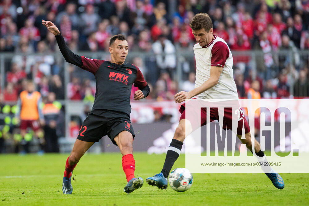 Football Bundesliga, 25 Matchday, FC Bayern Munich 1 FC Augsburg Iago l FC Augsburg in action against Thomas Mueller r FC Bayern Munich DFL regulations prohibit any use of photographs as image sequences and or quasi video GER, Football, Bundesliga, FC Bayern Munich 1 FC Augsburg, 08 03 2020 Munich
