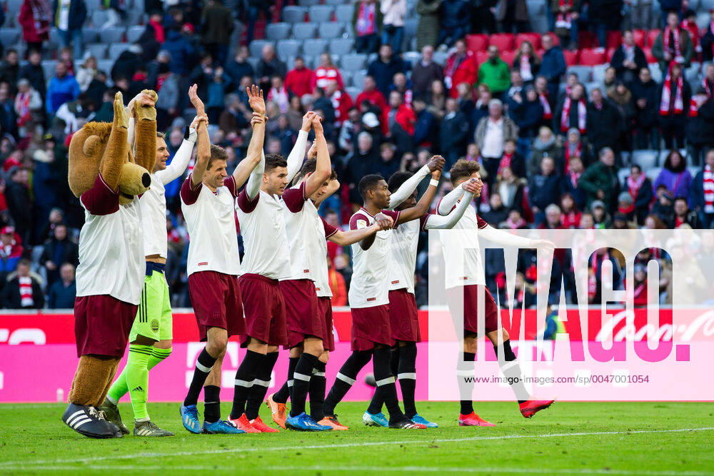Football Bundesliga, 25 Matchday, FC Bayern Munich 1 FC Augsburg The players of FC Bayern Munich thank the fans DFL regulations prohibit any use of photographs as image sequences and or quasi video GER, Football, Bundesliga, FC Bayern Munich 1 FC Augsburg, 08 03 2020 Munich