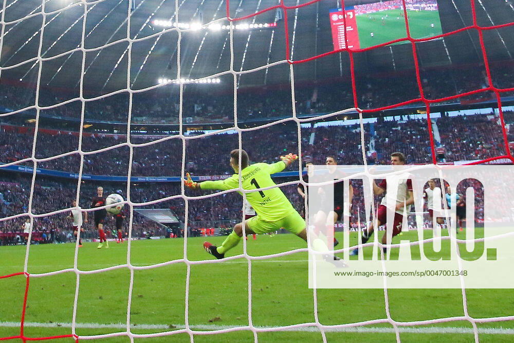 Soccer Bundesliga, 25 Matchday, FC Bayern Muenchen 1 FC Augsburg Thomas Mueller r FC Bayern Muenchen scores the goal for 10 against goalkeeper Andreas Luthe l FC Augsburg DFL regulations prohibit any use of photographs as image sequences and or quasi video GER, Soccer, Bundesliga, FC Bayern Muenchen 1 FC Augsburg, 08 03 2020 Munich