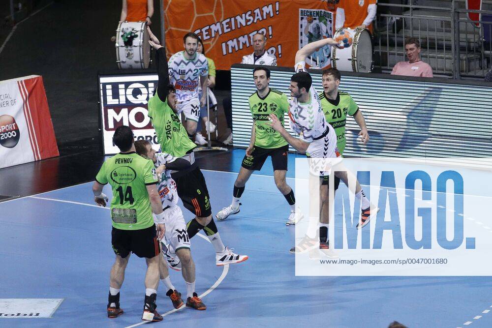 TUI Arena, Hannover, League game, 1 Bundesliga, TSV Hannover Burgdorf vs Frisch Auf Goeppingen, in the picture Mait Patrail 9, Han Burgdorf tries to block the goal throw of Ivan Sliskovic 19, Goeppingen TSV Hannover Burgdorf vs Frisch Auf Goeppingen