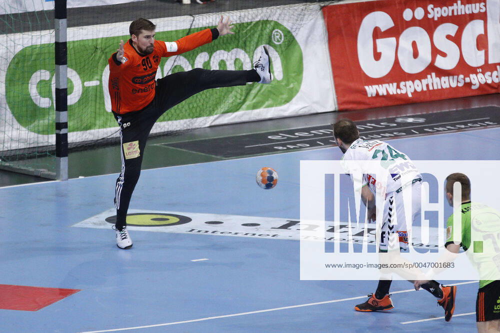 TUI Arena, Hanover, League game, 1 Bundesliga, TSV Hanover Burgdorf vs Frisch Auf Goeppingen, in the picture Urban Lesjak 90, Han Burgdorf cant defend the seven-meter of Marcel Schiller 24, Goeppingen TSV Hanover Burgdorf vs Frisch Auf Goeppingen
