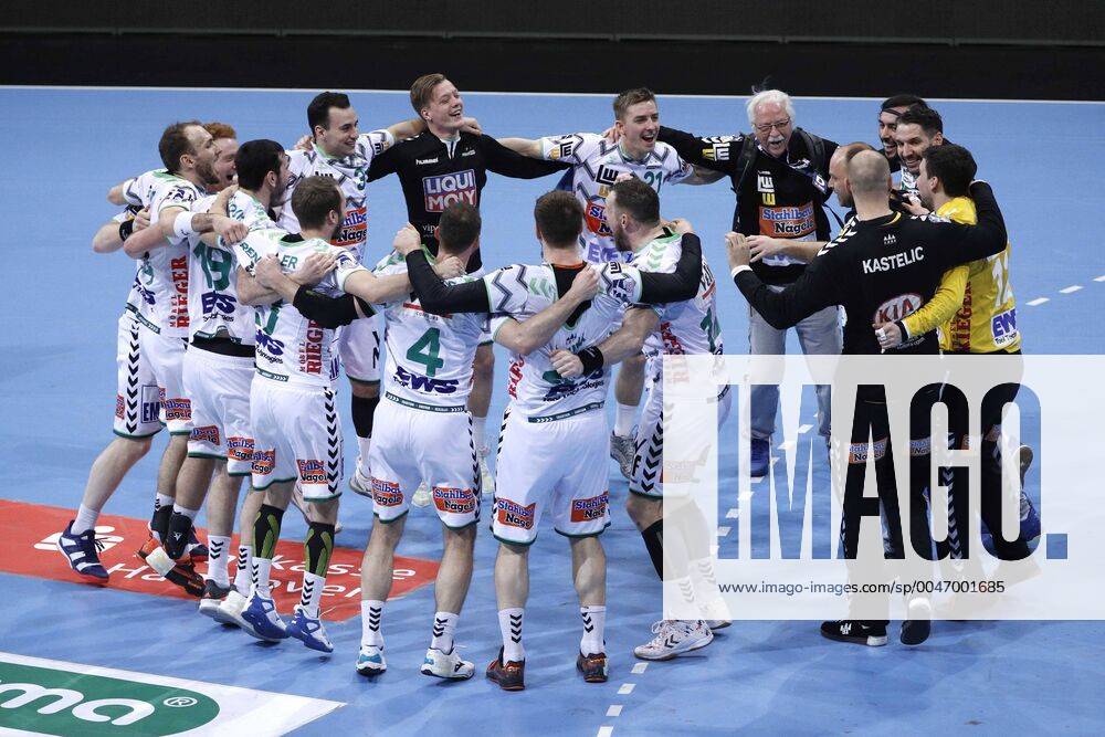 TUI Arena, Hannover, league match, 1 Bundesliga, TSV Hannover Burgdorf vs Frisch Auf Goeppingen, in picture The team of TSV Hannover Burgdorf cheers after the win against Hannover TSV Hannover Burgdorf vs Frisch Auf Goeppingen