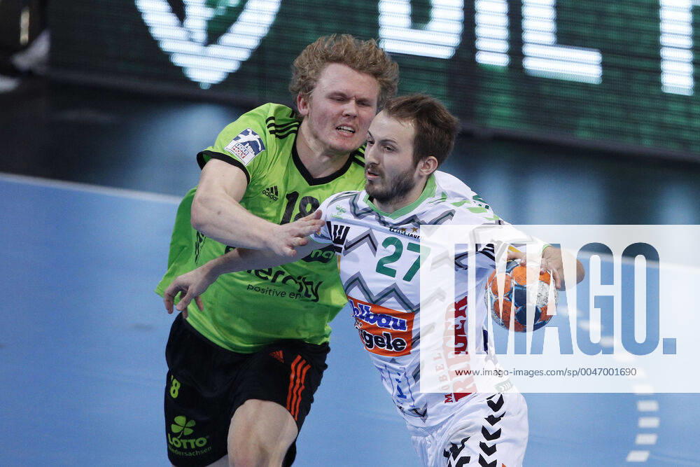 TUI Arena, Hanover, League match, 1 Bundesliga, TSV Hanover Burgdorf vs Frisch Auf Goeppingen, in the picture Alfred Joensson 18, Han Burgdorf in duel with Marco Rentschler 27, Goeppingen TSV Hanover Burgdorf vs Frisch Auf Goeppingen
