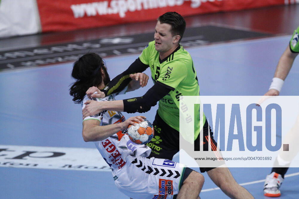 TUI Arena, Hanover, League match, 1 Bundesliga, TSV Hanover Burgdorf vs Frisch Auf Goeppingen, in the picture Pouya Norouzinezhad 77, Goeppingen in duel with Hannes Feise 56, Han Burgdorf TSV Hanover Burgdorf vs Frisch Auf Goeppingen
