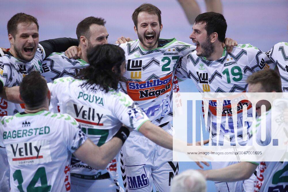 TUI Arena, Hannover, league match, 1 Bundesliga, TSV Hannover Burgdorf vs Frisch Auf Goeppingen, in picture The team of TSV Hannover Burgdorf cheers after the win against Hannover TSV Hannover Burgdorf vs Frisch Auf Goeppingen