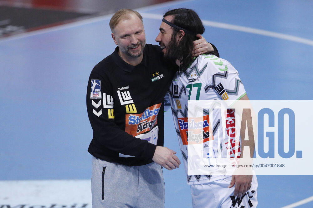 TUI Arena, Hannover, League game, 1 Bundesliga, TSV Hannover Burgdorf vs Frisch Auf Goeppingen, in the picture Hartmut Mayerhoffer coach, Goeppingen and Pouya Norouzinezhad 77, Goeppingen cheer after the win against Hannover TSV Hannover Burgdorf vs Frisch Auf Goeppingen