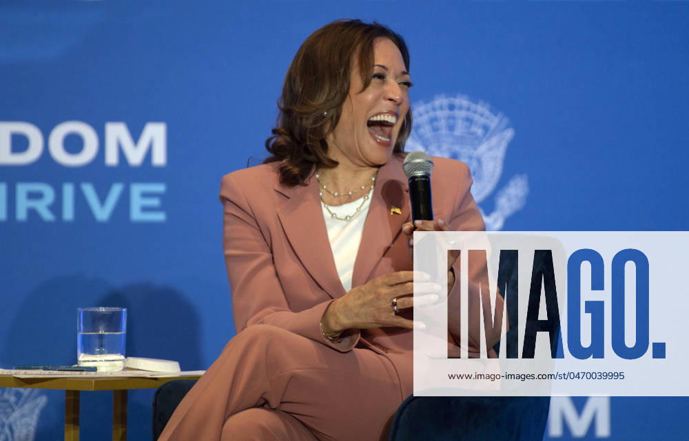KW18 Bilder des Jahres 2024, News 04 April April 29, 2024 - Atlanta, Georgia, USA - Vice President KAMALA HARRIS, kicks off her multi-state Nationwide Economic Opportunity Tour with a sit-down discussion at the Georgia International Convention Center. She highlighted how the Biden-Harris Administration has taken steps to advance economic opportunity by increasing access to capital, investing in small businesses, addressing housing costs, forgiving student loans ande medical debt, investing in infrastructure, and championing policies that put money in people s pockets and build wealth. Atlanta USA - ZUMAce6_ 20240429_zaf_ce6_034