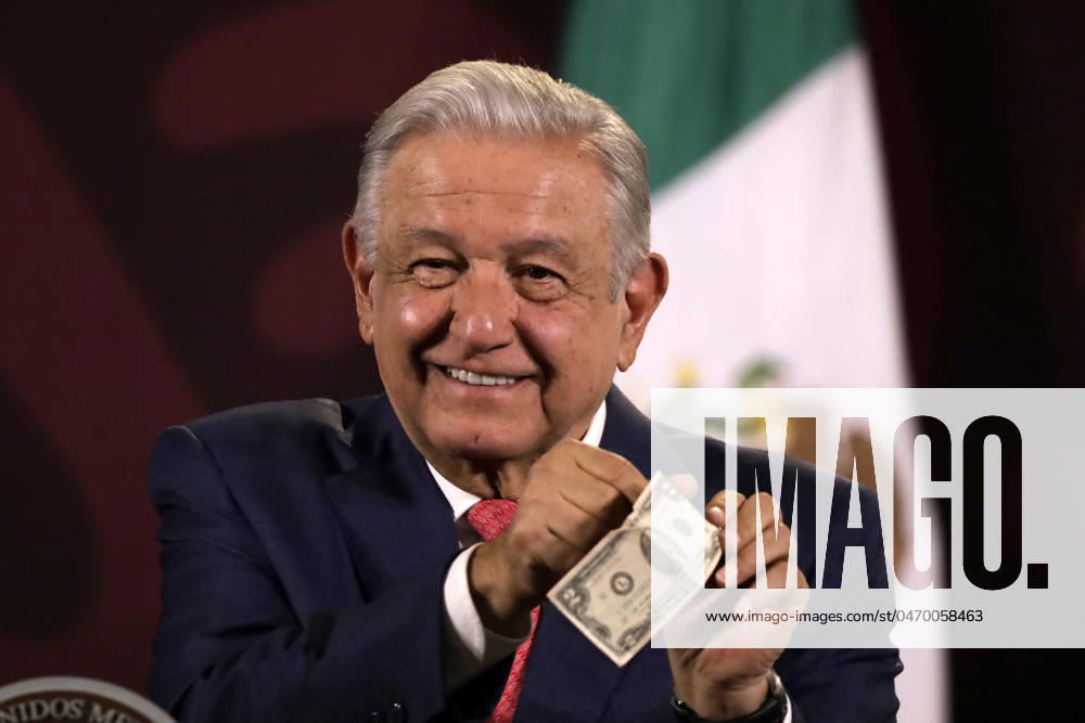Mexiko, Andres Manuel Lopez Obrador Pressekonferenz April 29, 2024, Mexico City, Mexico: MexicoÃ¢â‚¬â ¢s President, Andres Manuel Lopez Obrador, shows an American dollar during a briefing conference at National Palace. Mexico City Mexico - ZUMAe321 20240429_zia_e321_017