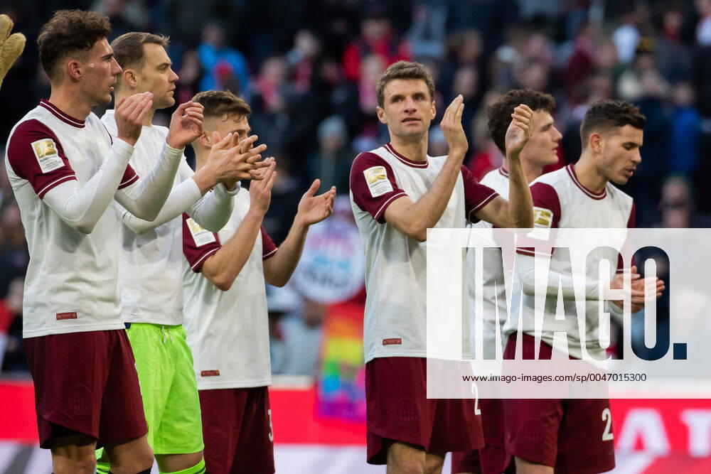 Football Bundesliga, 25 Matchday, FC Bayern Muenchen 1 FC Augsburg Leon Goretzka l r FC Bayern Muenchen , Goalkeeper Manuel Neuer FC Bayern Muenchen , Joshua Kimmich FC Bayern Muenchen , Thomas Mueller FC Bayern Muenchen , Benjamin Pavard FC Bayern Muenchen and Lucas Hernandez FC Bayern Muenchen thank the fans after the game DFL regulations prohibit any use of photographs as image sequences and or quasi video GER, Fussball, Bundesliga, FC Bayern Muenchen 1 FC Augsburg, 08 03 2020 Munich
