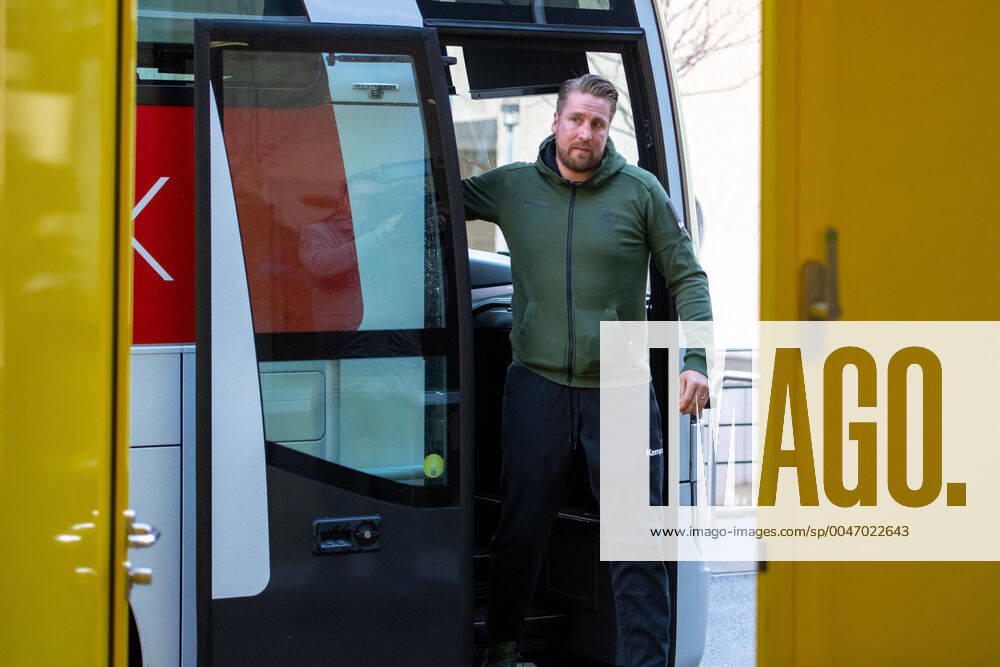 Team manager Oliver Roggisch leaves the team bus DHB training course in preparation for the international match against the Netherlands in the Ballhaus Arena Aschaffenburg Copyright xVIADATAx xHolgerxJohnx Aschersleben Sachsen Anhalt Germany
