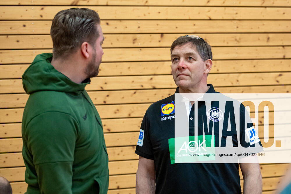 Team manager Oliver Roggisch in conversation with national coach Alfred Gislason DHB Course in preparation for the international match against the Netherlands in the Ballhaus Arena Aschaffenburg Copyright xVIADATAx xHolgerxJohnx Aschersleben Sachsen Anhalt Germany