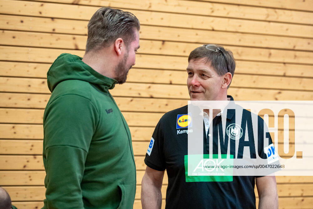 Team manager Oliver Roggisch in conversation with national coach Alfred Gislason DHB Course in preparation for the international match against the Netherlands in the Ballhaus Arena Aschaffenburg Copyright xVIADATAx xHolgerxJohnx Aschersleben Sachsen Anhalt Germany