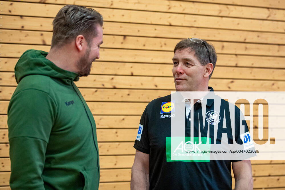 Team manager Oliver Roggisch in conversation with national coach Alfred Gislason DHB Course in preparation for the international match against the Netherlands in the Ballhaus Arena Aschaffenburg Copyright xVIADATAx xHolgerxJohnx Aschersleben Sachsen Anhalt Germany