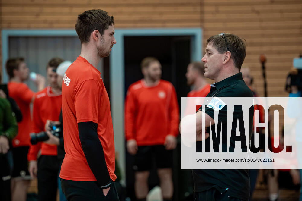National coach Alfred Gislason in one-on-one talks with the players DHB course in preparation for the international match against the Netherlands in the Ballhaus Arena Aschaffenburg Copyright xVIADATAx xHolgerxJohnx Aschersleben Sachsen Anhalt Germany