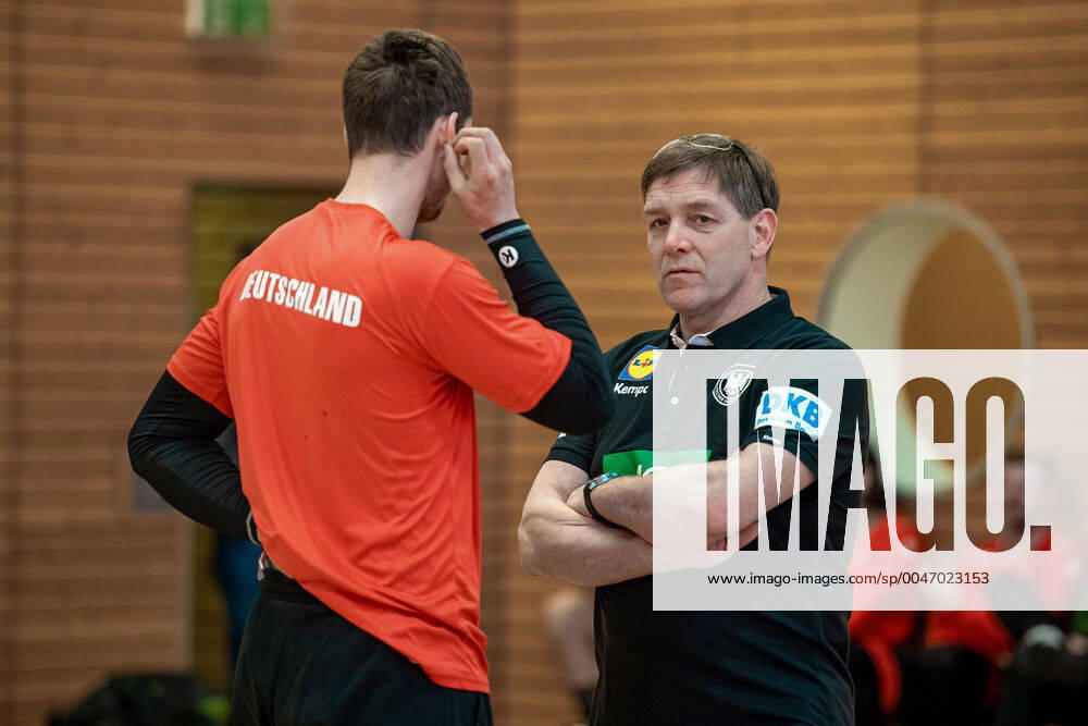 National coach Alfred Gislason in one-on-one talks with the players DHB course in preparation for the international match against the Netherlands in the Ballhaus Arena Aschaffenburg Copyright xVIADATAx xHolgerxJohnx Aschersleben Sachsen Anhalt Germany