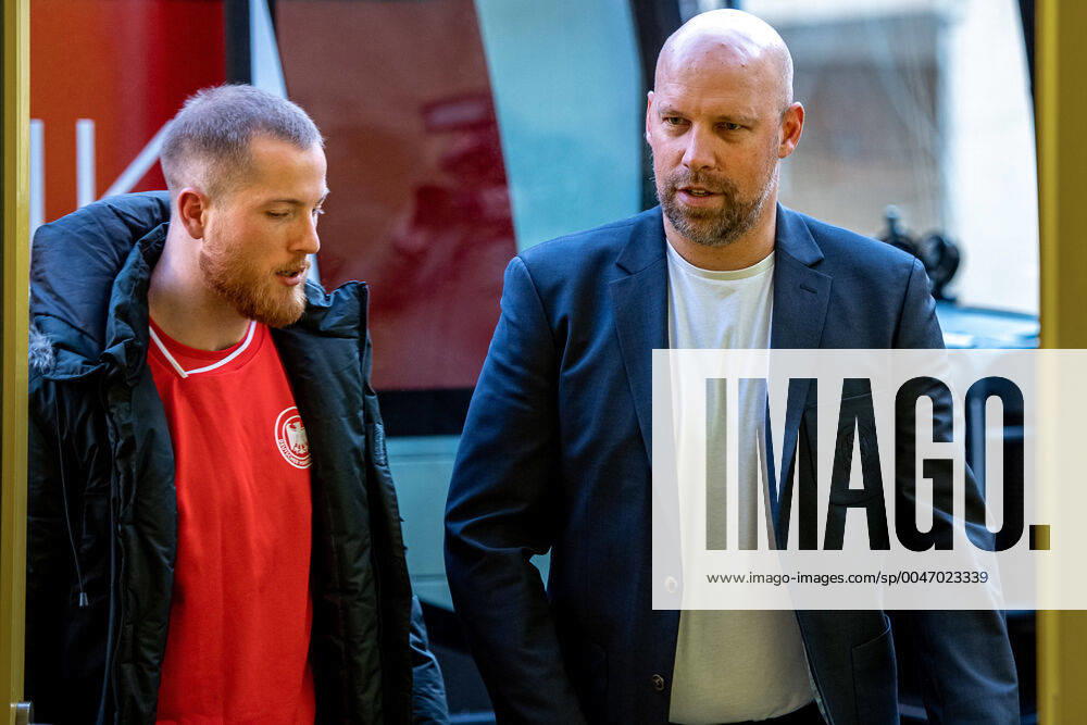 Andreas Wolff and DHB Sports Director Axel Kromer come to the hall DHB course to prepare the international match against the Netherlands in the Ballhaus Arena Aschaffenburg Copyright xVIADATAx xHolgerxJohnx Aschersleben Sachsen Anhalt Germany