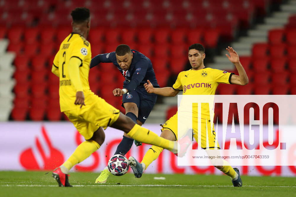 KW11 Paris St Germain s Kylian Mbappe in action with Borussia Dortmund s Dan Axel Zagadou and Achraf Hakimi FOOTBALL : Paris St Germain v Borussia Dortmund - Ligue des Champions - Paris - 11 03 2020 Panoramic Panoramic