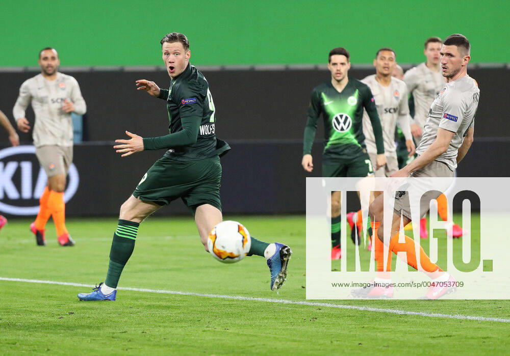 KW11 Wolfsburg, Deutschland. 12.03.2020, FUßBALL - VfL Wolfsburg vs Shakhtar Donetsk, Europa League, Achtelfinale, Saison 2019 20, Volkswagen Arena. Bild zeigt: Wout Weghorst (VfL Wolfsburg), Serhii Kryvtsov (Shakhtar Donetsk) Foto: VfL Wolfsburg Darius Simka- Poolfotos VfL Wolfsburg keine kommerzielle Nutzung erlaubt-Free For Editorial Use VfL vs Shakhtar Donetsk, EL RS24-DSA-20130810