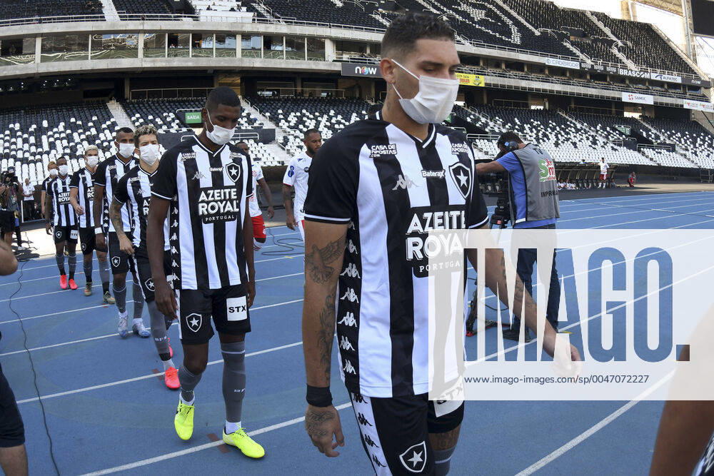 KW11 Botafogo x Bangu RIO DE JANEIRO, RJ - 15.03.2020: BOTAFOGO X BANGU - Players enter with a mask during Botafogo x Bangu held at Estádio Nilton Santos, for the 3rd round of the Rio de Janeiro Championship - Taça Rio, this Sunday afternoon (15th) with closed gates due to Covid-19, in Rio de Janeiro, RJ. (Photo: Celso Pupo Fotoarena) x1893132x CelsoxPupo