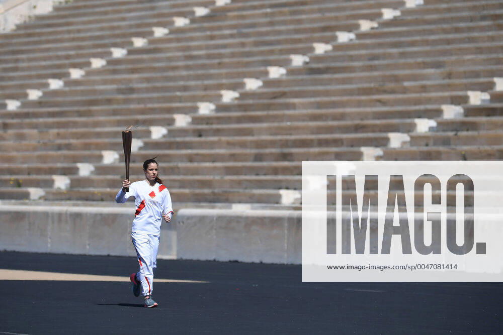 Bilder des Jahres 2020, Sport 03 März (200319) -- ATHENS, March 19, 2020 -- Greek Olympic medalist in pole vault Katerina Stefanidi holds the Tokyo Olympic Flame at the Panathenaic stadium, in Athens, Greece, on March 19, 2020. (Photo by -pool photo Xinhua) (SP)GREECE-ATHENS-OLYMPIC FLAME-TOKYO-HANDOVER ARISxMESSINIS