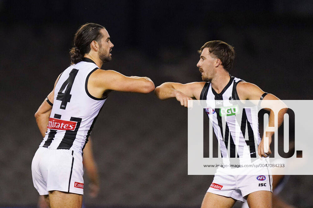 Bilder des Jahres 2020, Sport 03 März AFL BULLDOGS MAGPIES, Brodie Grundy of the Magpies celebrates a goal with Tom Phillips of the Magpies during the Round 1 AFL match between Western Bulldogs and Collingwood Magpies at Marvel Stadium in Melbourne, Friday, March 20, 2020. ( NO ARCHIVING, , NO USE IN BOOKS WITHOUT CONSENT MELBOURNE VIC AUSTRALIA