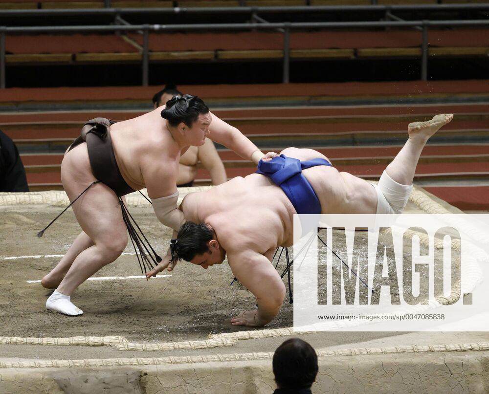 Bilder des Jahres 2020, Sport 03 März Spring Grand Sumo Tournament Grand champion Hakuho (L) defeats Aoiyama on the 14th day of the Spring Grand Sumo Tournament at an empty Edion Arena Osaka on March 21, 2020. The tournament has been held behind closed doors due to the coronavirus outbreak.