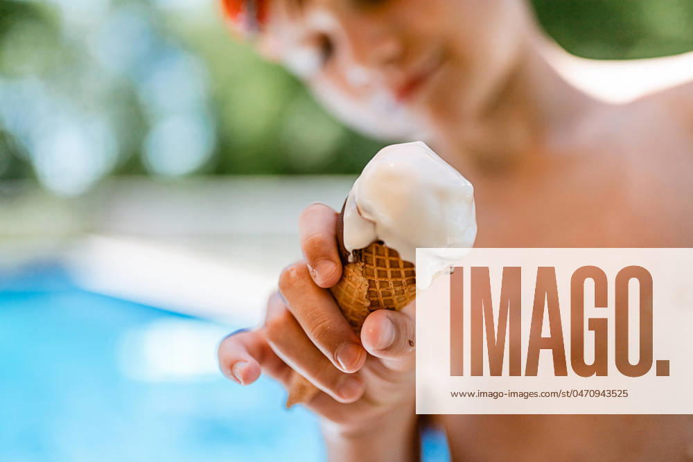 IMAGO Creative, Jahreszeit Sommer, Sommerferien Close up of child holding dripping ice cream cone in summer McClure, Illinois, United States CR_WEKW240429C-1417832-01 ,model released, Symbolfoto