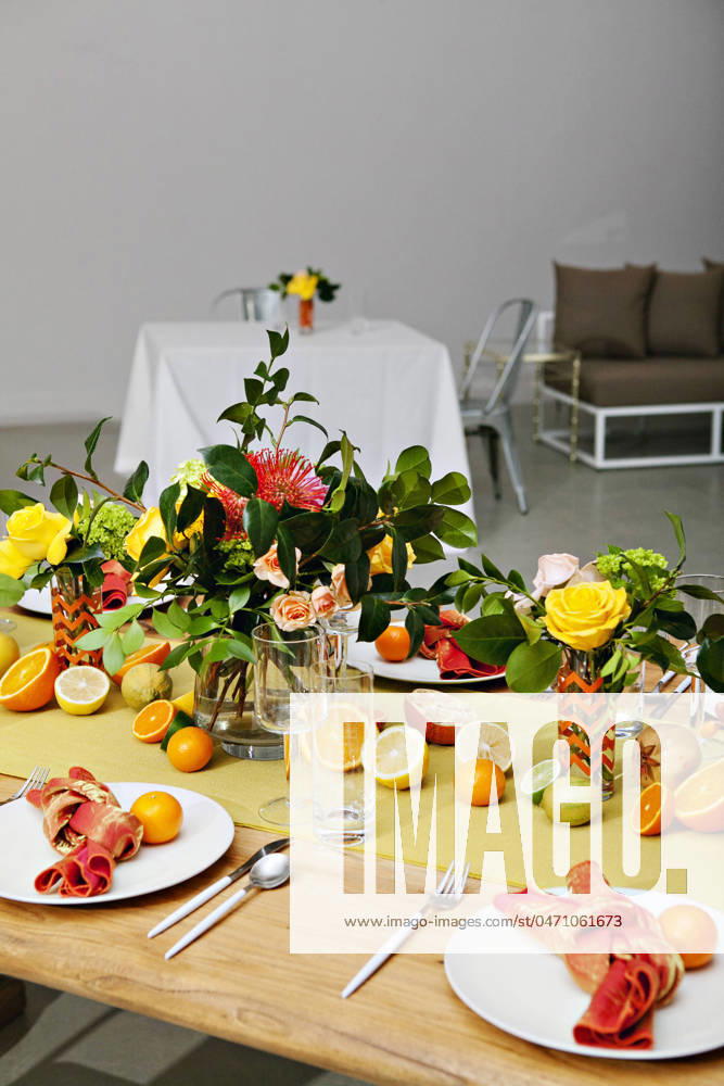 Colorful dining table with a fresh citrus and floral theme. Palm Springs, California, United States R_XPKR240426U-1413293-01
